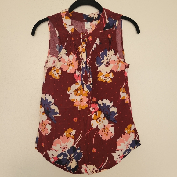 Old Navy maroon keyhole tank floral print - Picture 2 of 4